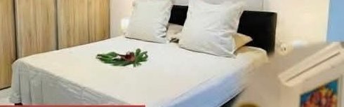 Le lit double avec ses coussins blancs